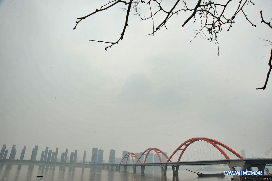 Chine: la ville de Changsha enveloppée par le brouillard (4)