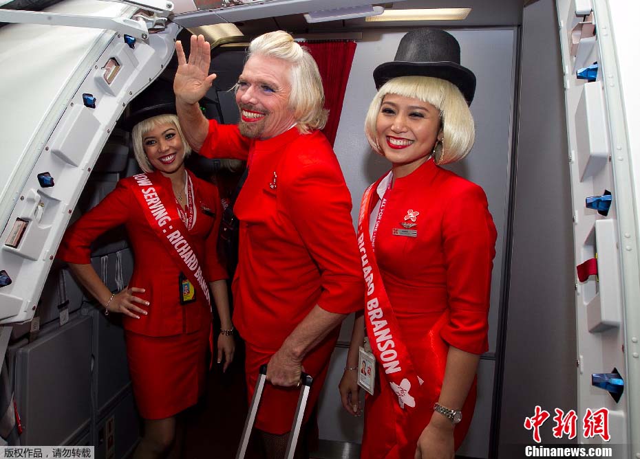 Richard Branson se déguise en h?tesse de l'air après un pari perdu