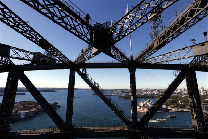 Joué à 134 mètres d'altitude, le jeu a été organisé pour faire la promotion des visites ? The Mandarin Climb ?, au cours desquelles les visiteurs peuvent monter au sommet du pont emblématique avec l'aide de guides parlant le mandarin. Sydney accueillera également les World Series de Mahjong du 2 au 4 juin. [Photo / agences]