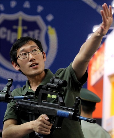 Un exposant affiche un équipement destiné à la  police lors de la 5e Exposition et Symposium Internationaux d'équipements pour la police et de technologies et équipements anti-terrorisme, jeudi à Beijing. [Photo Zhu Xingxin / China Daily]