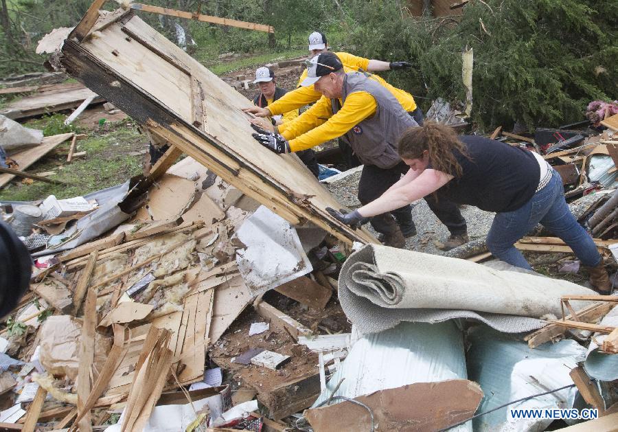 Etats-Unis: 10 morts confirmés dans la tornade qui a frappé la ville d'Oklahoma  (8)