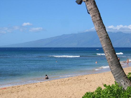 1 La plage Kaanapali, Lahaina, Hawa?Une eau claire, calme et magnifique. Idéale pour les amateurs de longues promenades, de baignade ou d'exploration des fonds marins avec masque et tuba, la plage est aussi parfaite pour surfer, admirer le coucher du soleil ou simplement profiter du paysage.Meilleure saison : Toute l'année