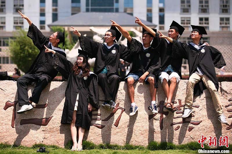 Des étudiants célèbrent leur dipl?me en costume traditionnel (4)