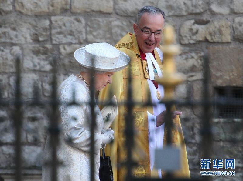 La reine Elizabeth II sort de l'Abbaye de Westminster après la cérémonie.