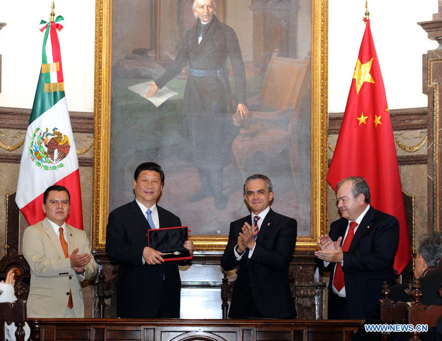 Le président chinois re?oit une clef de la ville de Mexico