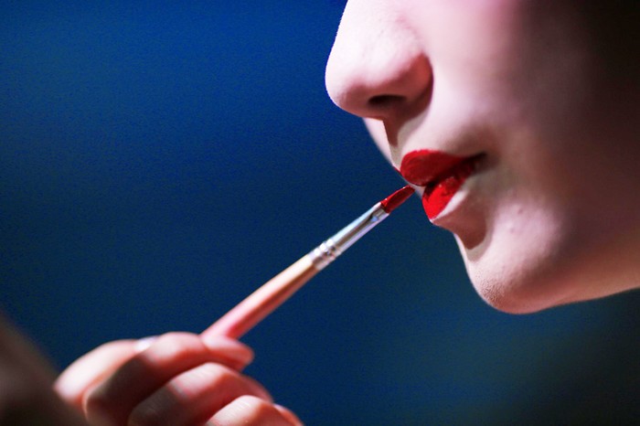 Une artiste prise en photo alors qu'elle applique son maquillage avant une avant-première d'un spectacle d'Opéra de Pékin réservée aux médias, au musée des textiles de Shanghai, le 8 juin 2013.