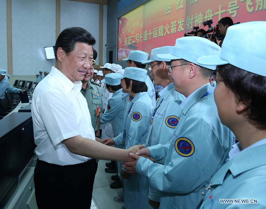 Le président chinois partage sa joie avec le personnel du programme spatial