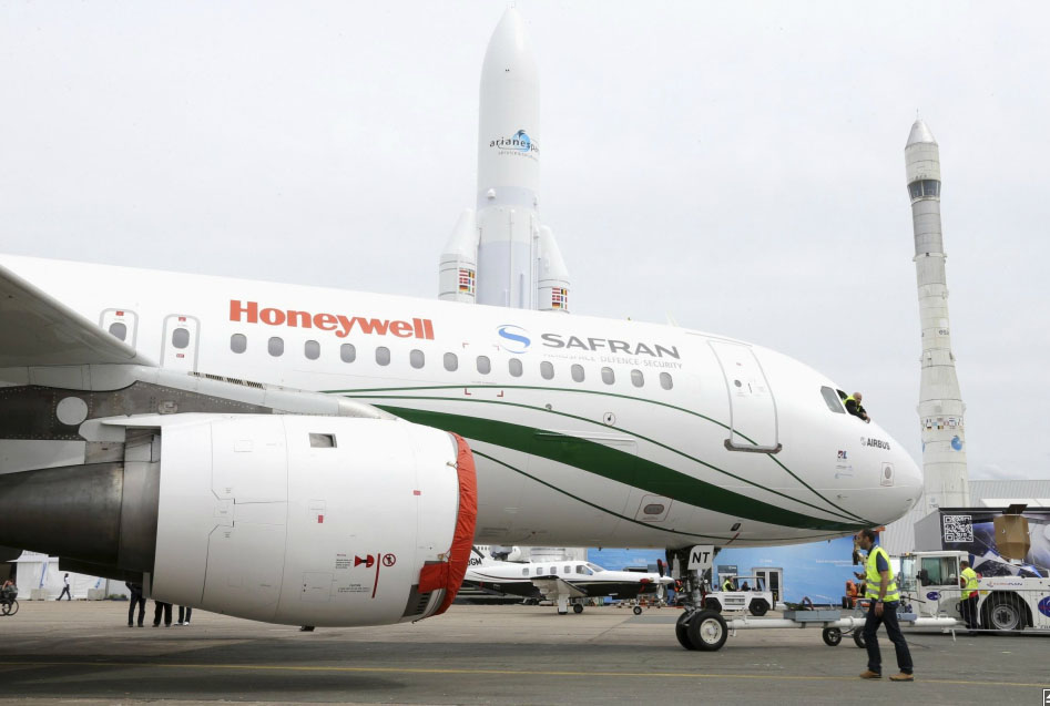 Un Airbus A320 emmené jusqu'à l'aire d'exposition statique, deux jours avant l'ouverture du 50e Salon du Bourget, à l'aéroport du Bourget, près de Paris, le 15 juin 2013. [Photo / agences]