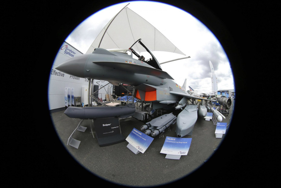 Un chasseur-bombardier Eurofighter Typhoon avec ses armes dans une zone d'exposition statique, deux jours avant l'ouverture du 50e Salon du Bourget, à l'aéroport du Bourget, près de Paris, le 15 juin 2013. Le Salon du Bourget aura lieu du 17 au 23 juin. Photo prise avec un objectif Fisheye. [Photo / agences]