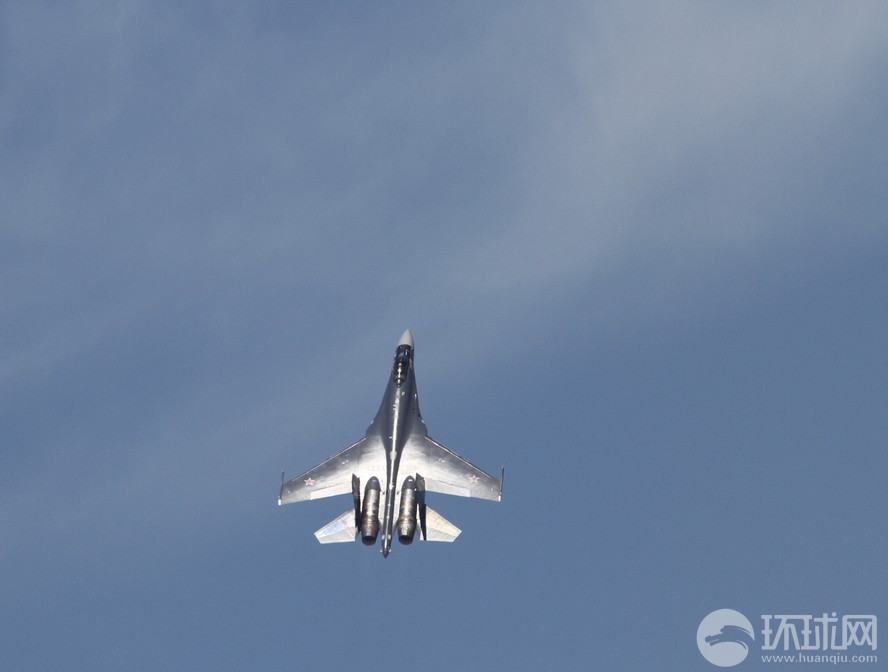 Salon du Bourget : démonstration spectaculaire du chasseur russe Su-35