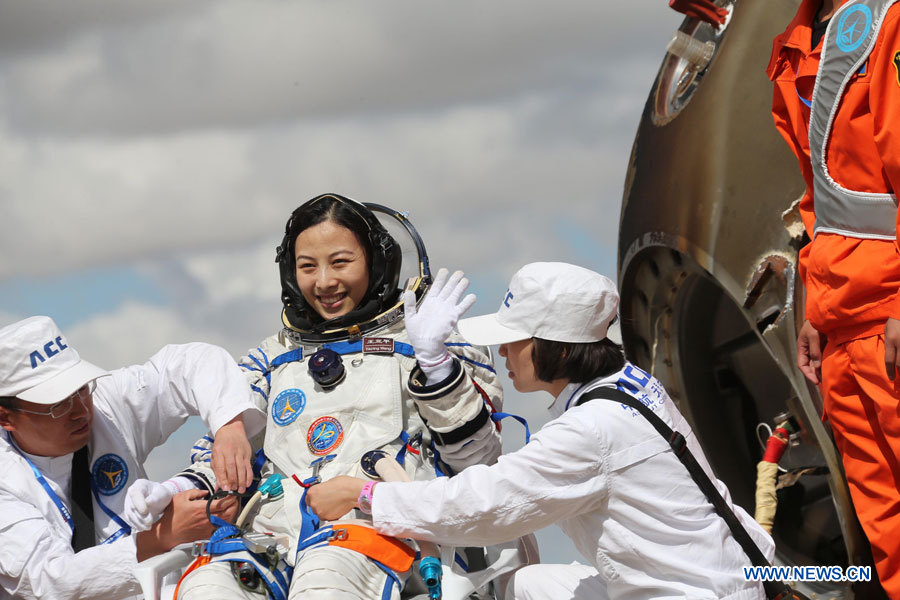 L'astronaute chinoise Wang Yaping, membre de l'équipage de la mission spatiale Shenzhou-10, a quitté la capsule de rentrée du vaisseau spatial mercredi 26 juin.