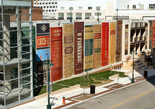 9. La bibliothèque de Kansas CityVille : Kansas City, dans l'état américain du MissouriCe batiment atypique est le parking de la bibliothèque centrale de Kansas City. Les titres des 22 livres ont été sélectionnés par le conseil d'administration de la bibliothèque d'après les suggestions des adhérents.