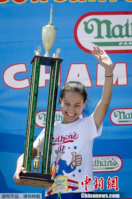 La championne Sonya Thomas a elle dévoré 37 hot-dogs en 10 minutes.