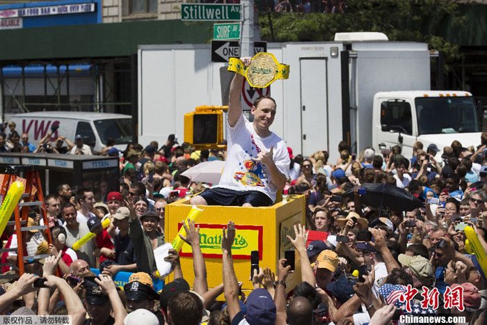 Le 4 juillet 2013, l'Américain Joey Chestnut a dévoré 69 hot-dogs en 10 minutes, ainsi remportant sa septième victoire consécutive du concours des plus gros mangeurs de hot-dogs. 