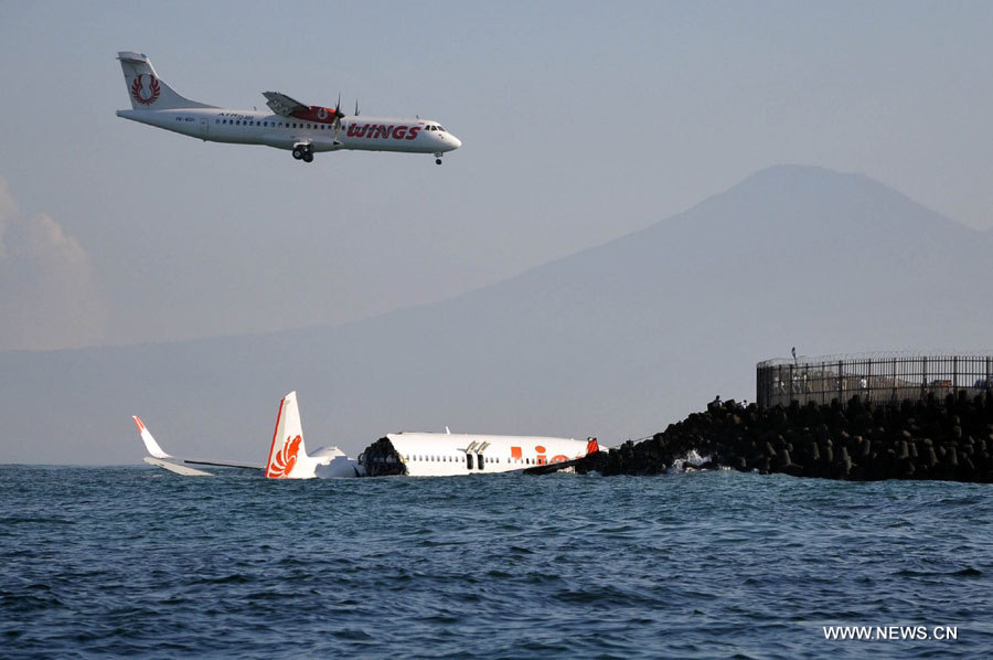 Les 101 personnes à bord de l'avion ont survécu suite au crash en mer d'un avion qui tentait d'atterrir le 13 avril 2013 dans un aéroport de Bali en Indonésie.