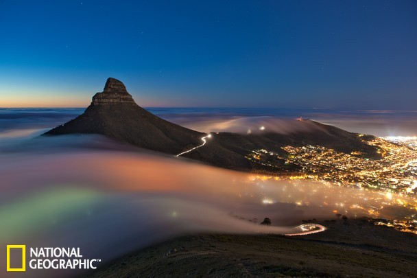 Photo prise en avril 2013. Le brouillard se déplace vers l'océan Atlantique.