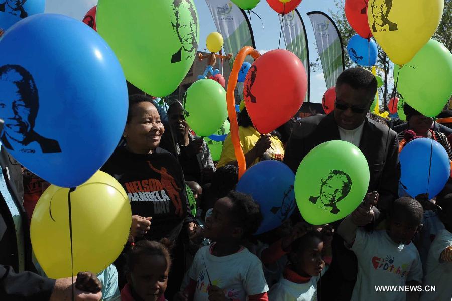 Les Sud-Africains célèbrent le 95e anniversaire de Mandela (2)