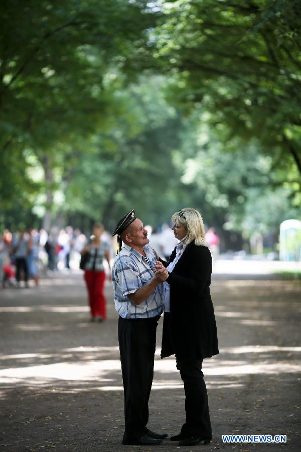 Deux Russes dansent pour célébrer la Journée de la Marine à Saint-Pétersbourg, le 28 juillet 2013. La fête importante est célébrée le dernier dimanche de juillet en Russie. (Xinhua) 