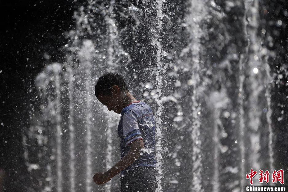 Le 5 ao?t, des enfants s'amusent avec de l'eau à Beijing.