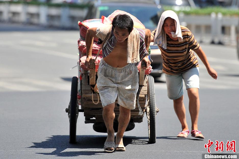 Le 5 ao?t, des habitants de Fuzhou équipés contre la chaleur.