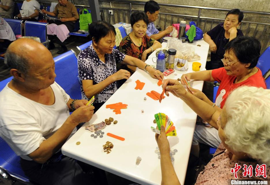 Le 5 ao?t, des habitants fuient les grandes chaleurs dans un abri antiaérien modifié à Fuzhou où les températures attiennent 40 degrés. Les températures dans cet abri sont de 26 degrés. 