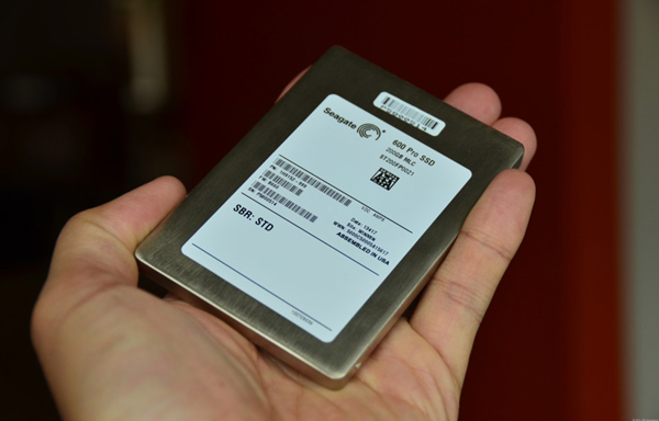 N°10 Le Solid State Disk (SSD) : si vous avez un MacBook Air ou un Intel d'Ultrabook, vous aurez remarqué que leur vitesse de démarrage est plus rapide que tous les autres ordinateurs portables, grace au Solid State Disk. Construit sur une base de mémoire flash, sa vitesse de transmission est beaucoup plus rapide que celle du disque dur traditionnel. Mais le SSD est co?teux.