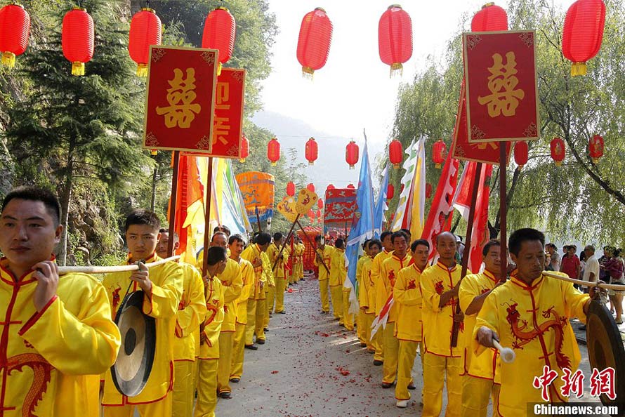 Le cortège nuptial traditionnel chinois. (Photo : Wang Zhongju)