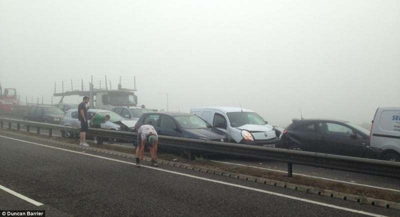 100 voitures prises dans un carambolage géant d? au brouillard en Grande-Bretagne (16)