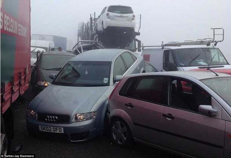 100 voitures prises dans un carambolage géant d? au brouillard en Grande-Bretagne (13)