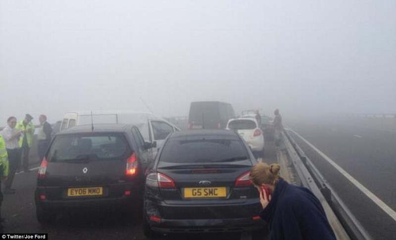 100 voitures prises dans un carambolage géant d? au brouillard en Grande-Bretagne (6)