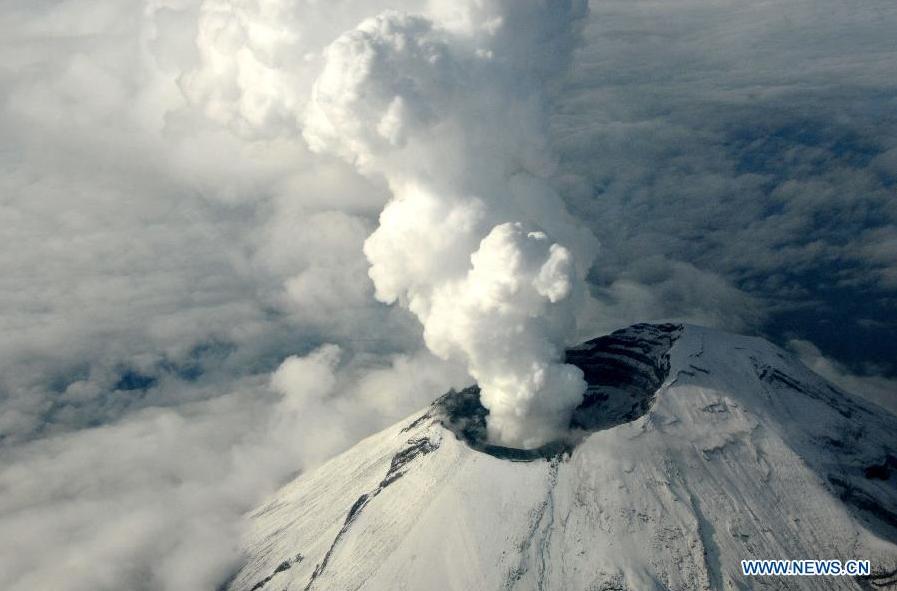 Photos: Des vapeurs et des cendres s'élève du cratère du volcan Popocatepetl au Mexique (4)