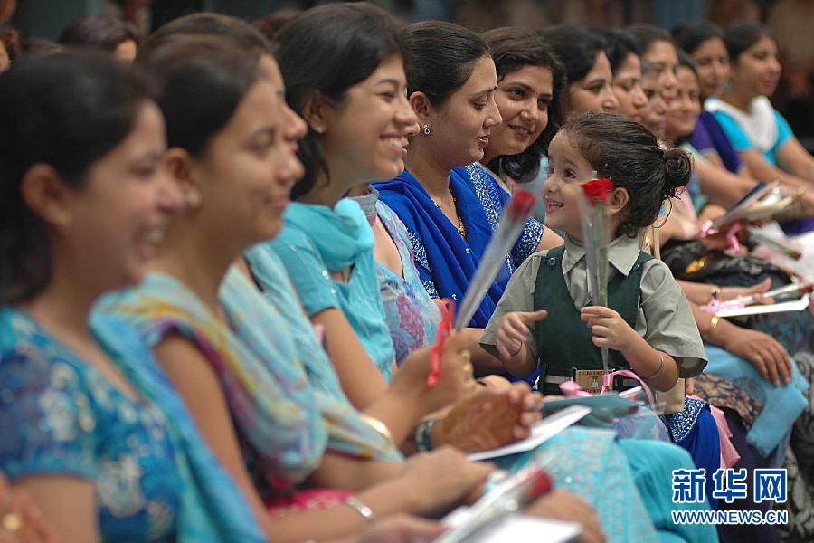 Le 4 septembre 2006 dans une école publique indienne à Amritsar, une fillette tient une rose aux c?tés des ma?tresses lors d'une cérémonie pour célébrer la Fête des Enseignants qui tombait cette année le 5 septembre. (Photo : Xinhua/Reuters)