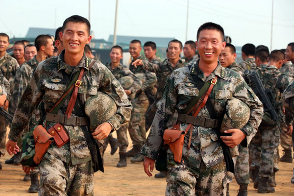 Zhang Dongxu (à gauche), commandant de la compagnie, et Sun Wenlu, instructeur politique de la région militaire de Beijing, coopèrent pour la formation qui a lieu à Shijiazhuang, la province du Hebei au nord de la Chine, le 16 ao?t 2013.