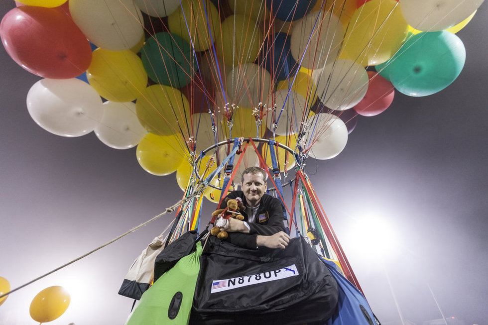 Un Américain traverse l'Atlantique avec 370 ballons (7)