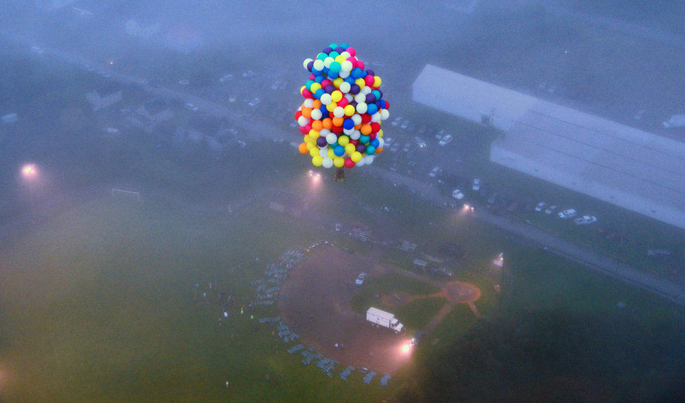 Un Américain traverse l'Atlantique avec 370 ballons (4)