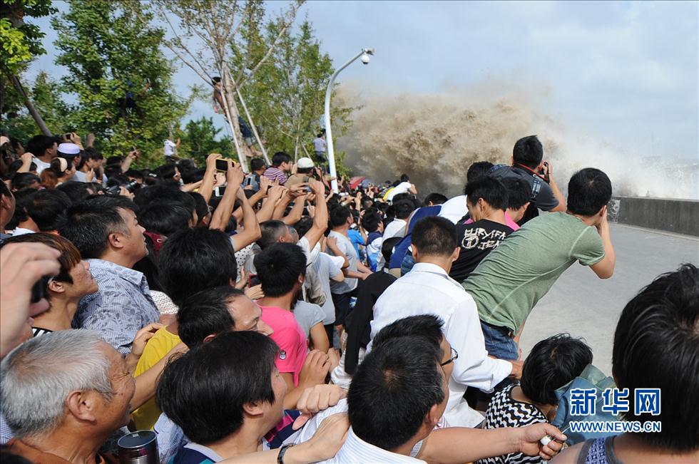 L'impressionnant mascaret du fleuve Qiantangjiang (7)