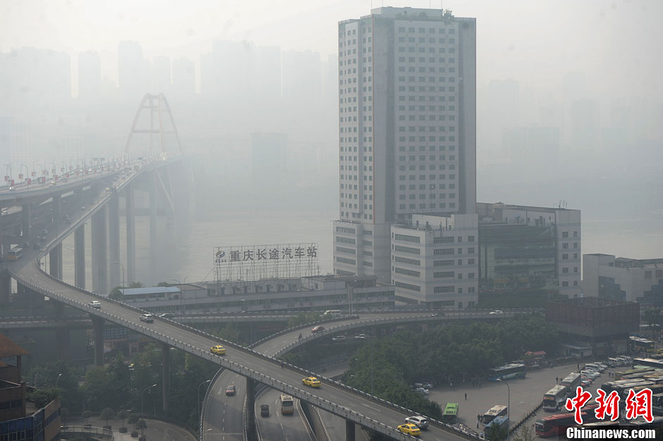 Chongqing : le Yangtsé baigne dans un brouillard épais (3)