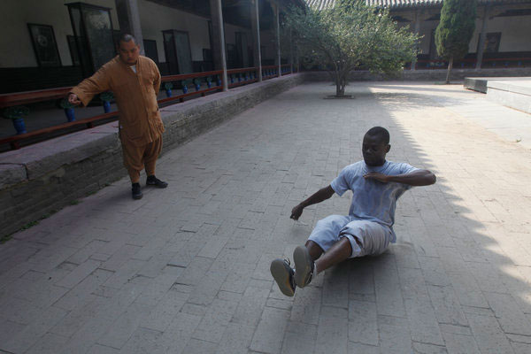 Un étranger passionné de kung fu (wu shu), pratique son art préféré dans le temple de Shaolin à Dengfeng, la province du Henan (centre de la Chine), le 7 septembre 2013. 