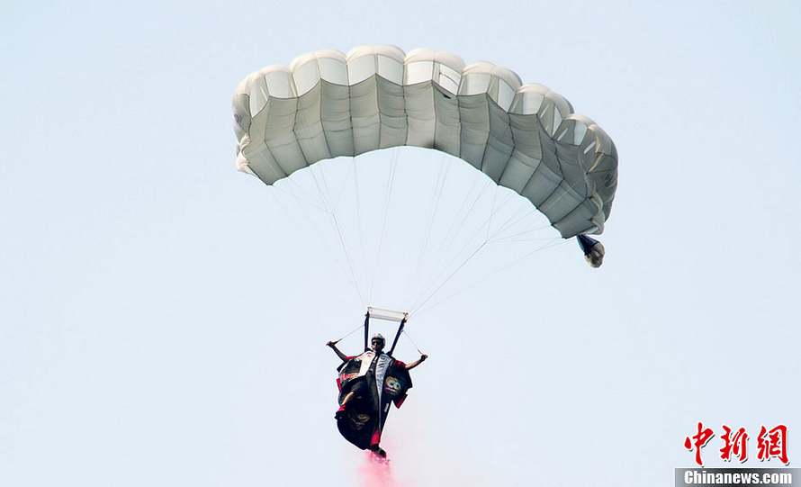 Cl?ture du 2e Championnat du monde de Wingsuit WWL à Zhangjiajie (8)