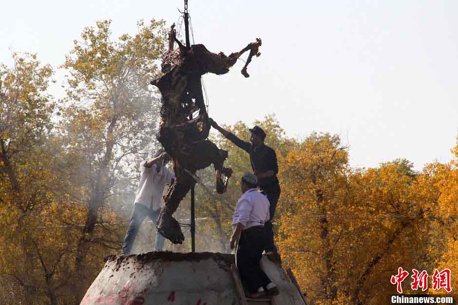 Un chameau r?ti dans une fête au Xinjiang (2)