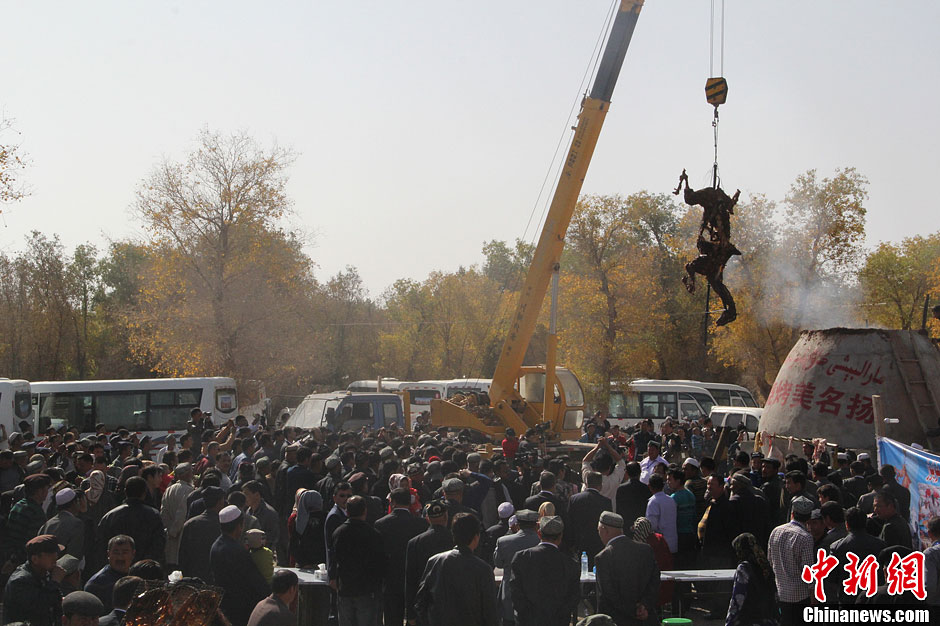 Un chameau r?ti dans une fête au Xinjiang