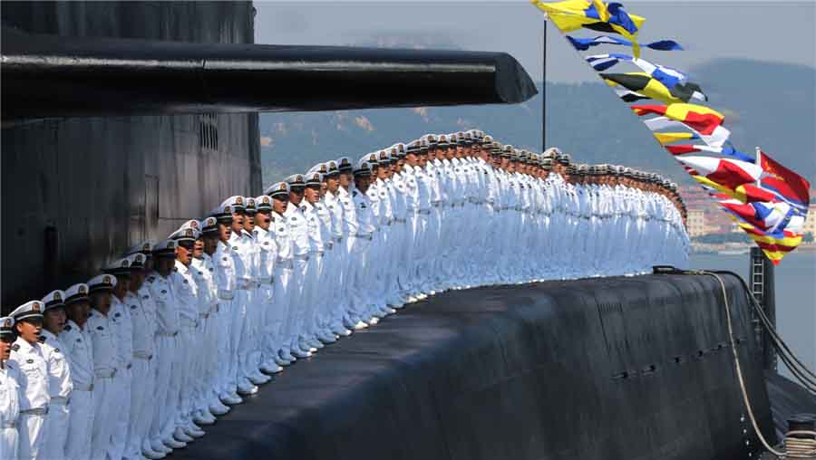 Les marins de la première force de sous-marins à propulsion nucléaire de la marine de l’Armée Populaire de Libération (APL) alignés à Qingdao, province du Shandong en Chine de l'Est, le 27 octobre 2013. [Photo / Xinhua]