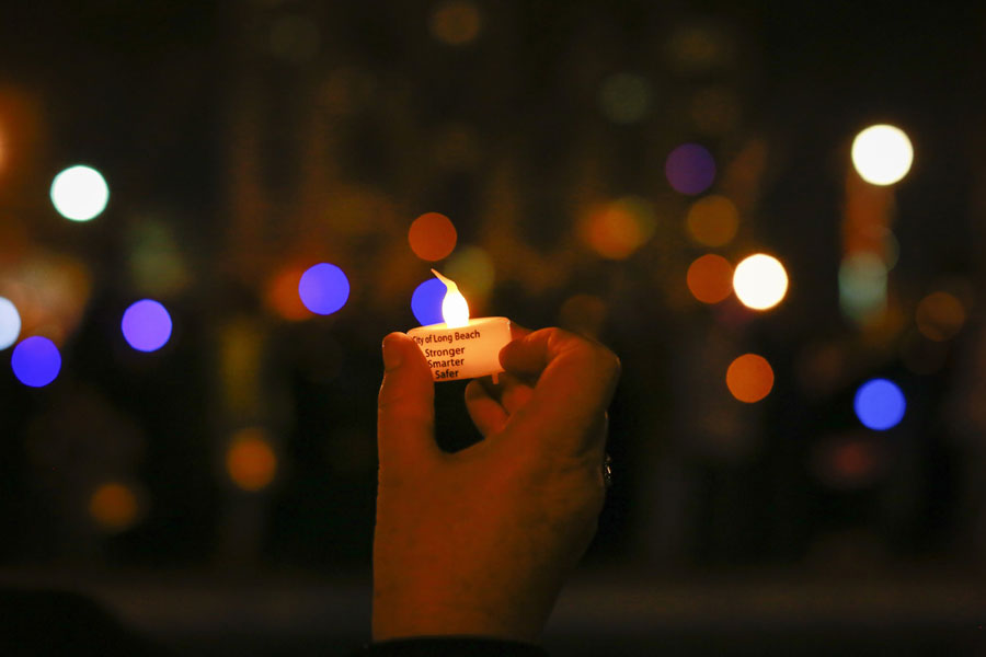 Une femme tient une bougie lors d'une veillée aux chandelles marquant le premier anniversaire de l'ouragan Sandy à Long Beach, à New York, le 29 octobre 2013.