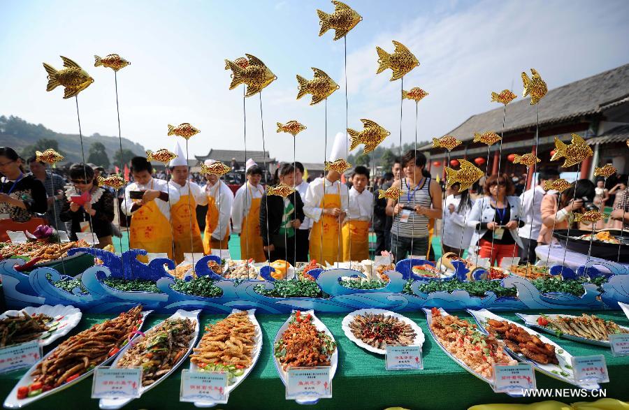 Des chefs présentent leur création, lors d'un concours de cuisine de poisson organisé le 30 octobre dans le district de Wan'an, la province chinoise du Jiangxi. (Photo : Xinhua/Zhou Ke)