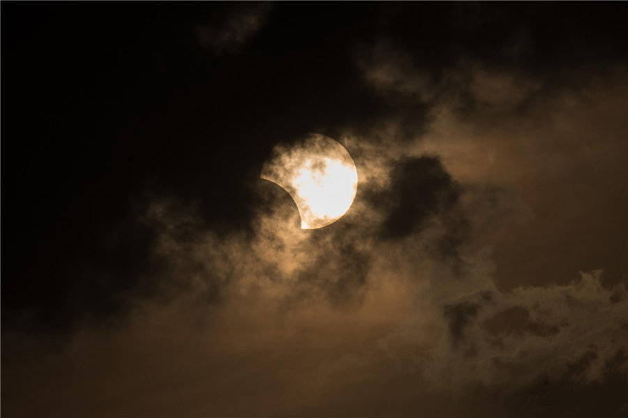 Le soleil partiellement caché vu du Caire, en égypte, le 3 novembre 2013.