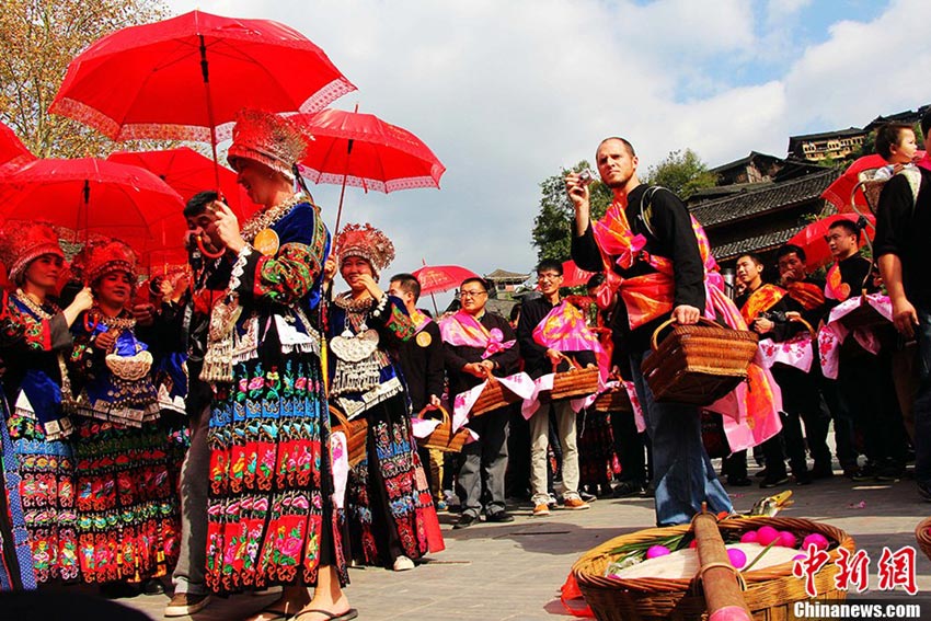 De futurs couples prêts à se joindre à une cérémonie de mariage bien particulière. (Photo/CNS/Li Xue)