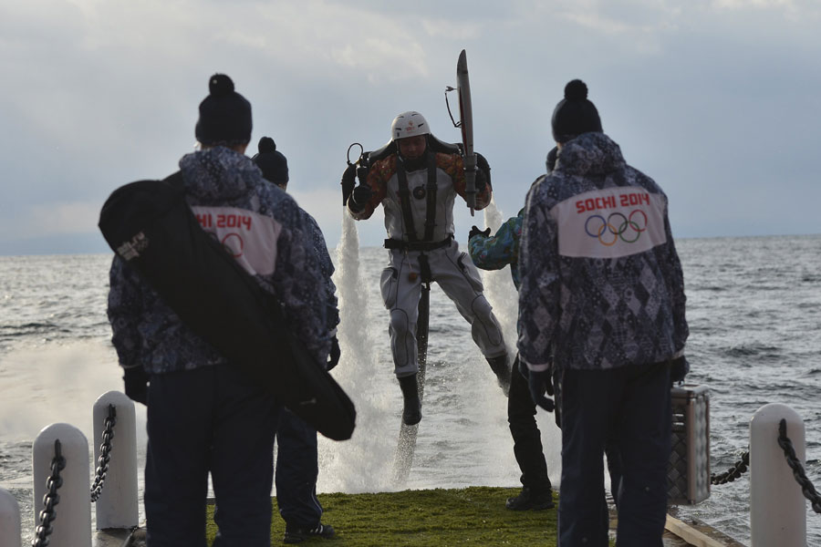 JO de Sotchi : La flamme olympique plonge dans le plus grand lac d'eau douce (7)