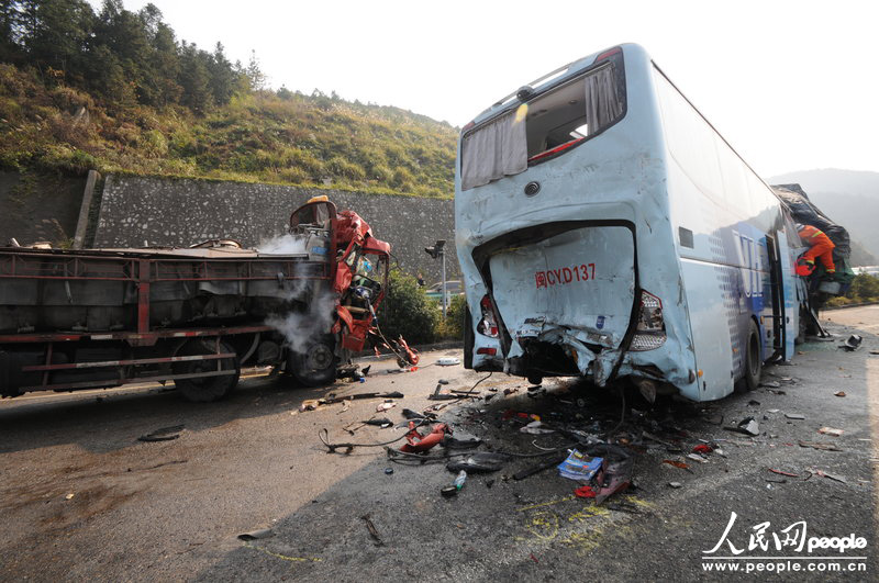 Chine : quatre morts et plus de 30 blessés dans un carambolage au Guizhou (5)