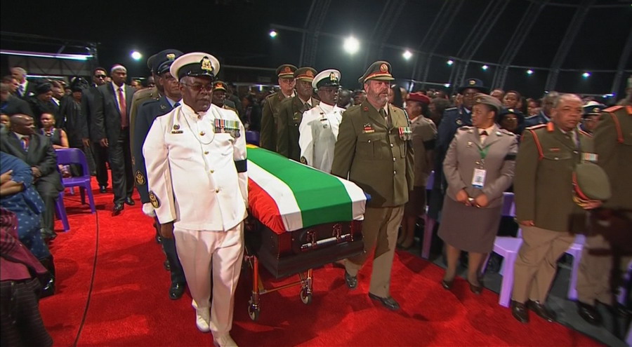 Le cercueil de l'ancien président sud-africain Nelson Mandela transporté par des militaires lors de ses funérailles dans son village ancestral de Qunu dans la province du Cap oriental, à 900 kilomètres  au sud de Johannesburg, sur cette photo prise dans une vidéo le 15 décembre 2013 avec la permission de la South Africa Broadcasting Corporation (SABC).