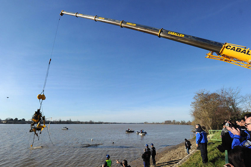 Lundi 23 décembre, les secouristes fran?ais ont sorti la carcasse de l'hélicoptère qui a fini sa course dans la rivière Dordogne, en Gironde. 